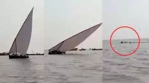Gujarat :बोट प्रतियोगिता के दौरान समंदर में पलटी नाव,अफरा-तफरी Gujarat :बोट प्रतियोगिता के दौरान समंदर में पलटी नाव,अफरा-तफरी