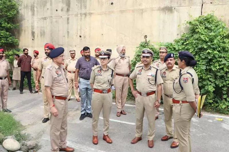 Kapurthala police ने ड्रग्स के खतरे से निपटने के लिए घेराबंदी और तलाशी अभियान शुरू किया Kapurthala police ने ड्रग्स के खतरे से निपटने के लिए घेराबंदी और तलाशी अभियान शुरू किया