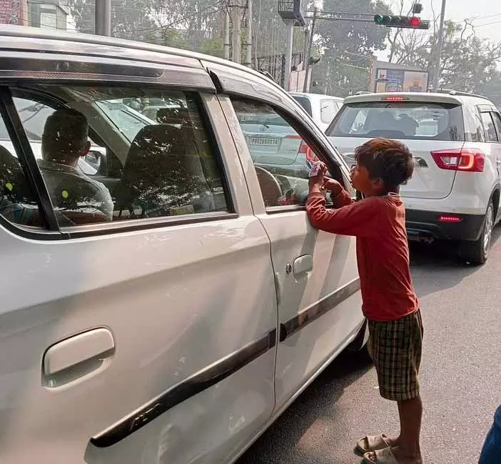 Jalandhar: बच्चों को भीख मांगने से रोकने के लिए शहर में छापे Jalandhar: बच्चों को भीख मांगने से रोकने के लिए शहर में छापे