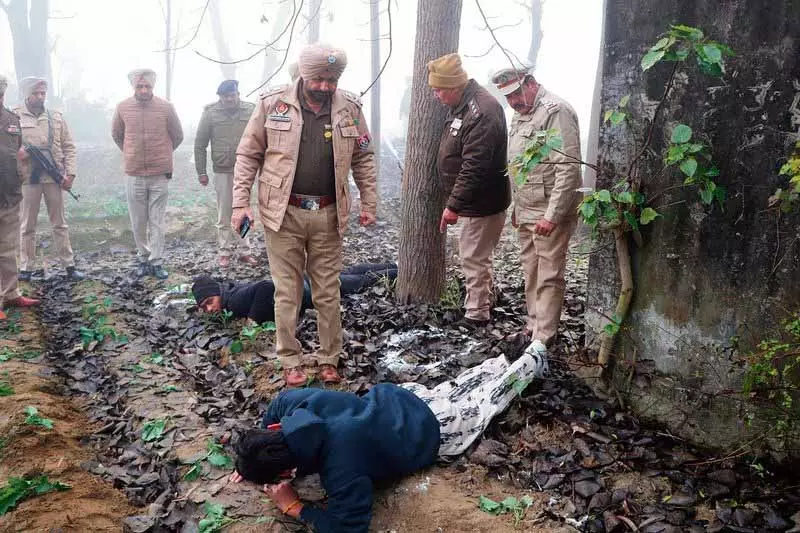 Adampur में युवक की हत्या के पीछे के 2 शूटर छोटी मुठभेड़ के बाद पकड़े गए Adampur में युवक की हत्या के पीछे के 2 शूटर छोटी मुठभेड़ के बाद पकड़े गए