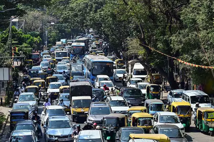 Bengaluru भारी ट्रैफिक: यात्रियों को परेशानी Bengaluru भारी ट्रैफिक: यात्रियों को परेशानी