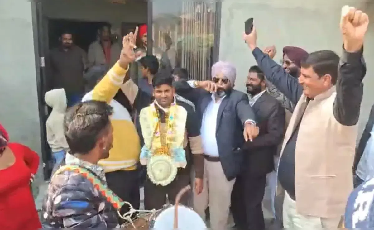 Sirsa: मेहनती ट्रैक्टर चालक ने जीती 10 करोड़ की लॉटरी Sirsa: मेहनती ट्रैक्टर चालक ने जीती 10 करोड़ की लॉटरी