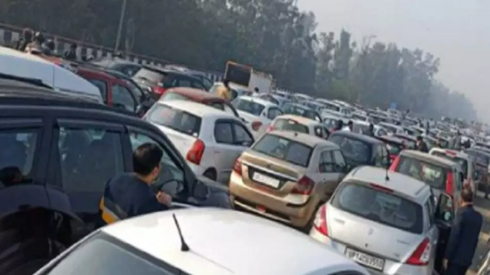 Delhi: दिल्ली-मेरठ एक्सप्रेसवे पर 5 किमी जाम, यातायात प्रभावित Delhi: दिल्ली-मेरठ एक्सप्रेसवे पर 5 किमी जाम, यातायात प्रभावित