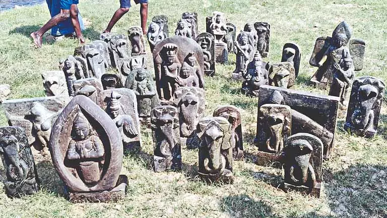 Tiruvallur के कूम से 50 से ज़्यादा पत्थर की मूर्तियाँ बरामद हुईं Tiruvallur के कूम से 50 से ज़्यादा पत्थर की मूर्तियाँ बरामद हुईं