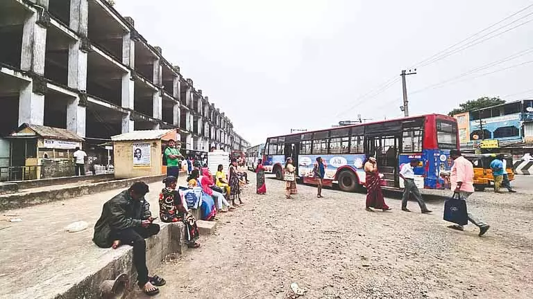 Avadi में अस्थायी बस टर्मिनस से यात्रियों को परेशानी Avadi में अस्थायी बस टर्मिनस से यात्रियों को परेशानी