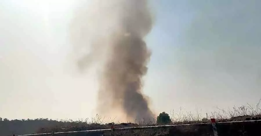 Ben-May हाईवे के किनारे जंगल में आग: आसमान में धुआं उठ रहा है Ben-May हाईवे के किनारे जंगल में आग: आसमान में धुआं उठ रहा है