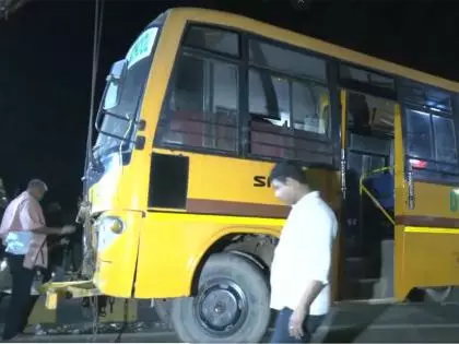 Tripura: पिकनिक से लौट रही स्कूल बस बैरिकेड्स से टकराई, कम से कम 2 लोग घायल Tripura: पिकनिक से लौट रही स्कूल बस बैरिकेड्स से टकराई, कम से कम 2 लोग घायल