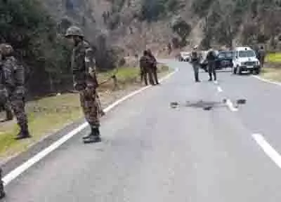 जम्मू-कश्मीर के Kishtwar में मुठभेड़ में सेना के तीन जवान घायल हो गए। जम्मू-कश्मीर के Kishtwar में मुठभेड़ में सेना के तीन जवान घायल हो गए।