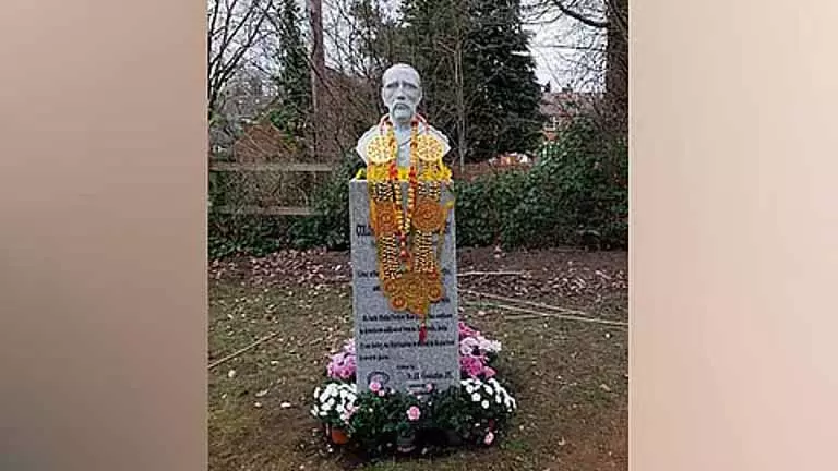 Tamil Nadu: UK की मेयर लुईस एशबेरी ने कर्नल पेनीक्यूइक को श्रद्धांजलि दी Tamil Nadu: UK की मेयर लुईस एशबेरी ने कर्नल पेनीक्यूइक को श्रद्धांजलि दी