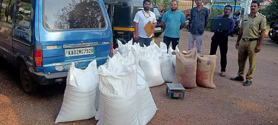 Illegal ट्रांसपोर्टेशन: 1,150 kg चावल ज़ब्त किया गया Illegal ट्रांसपोर्टेशन: 1,150 kg चावल ज़ब्त किया गया