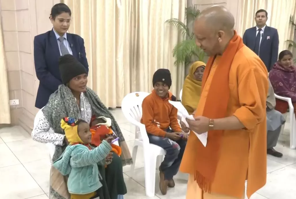 Lucknow में जनता दर्शन में सीएम योगी Lucknow में जनता दर्शन में सीएम योगी