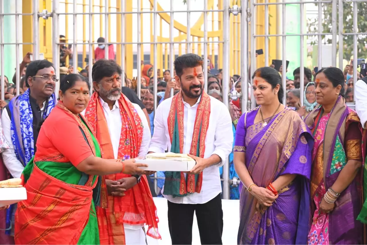 Telangana CM और मंत्रियों ने मेदारम में आदिवासी मंदिर में पूजा-अर्चना की Telangana CM और मंत्रियों ने मेदारम में आदिवासी मंदिर में पूजा-अर्चना की