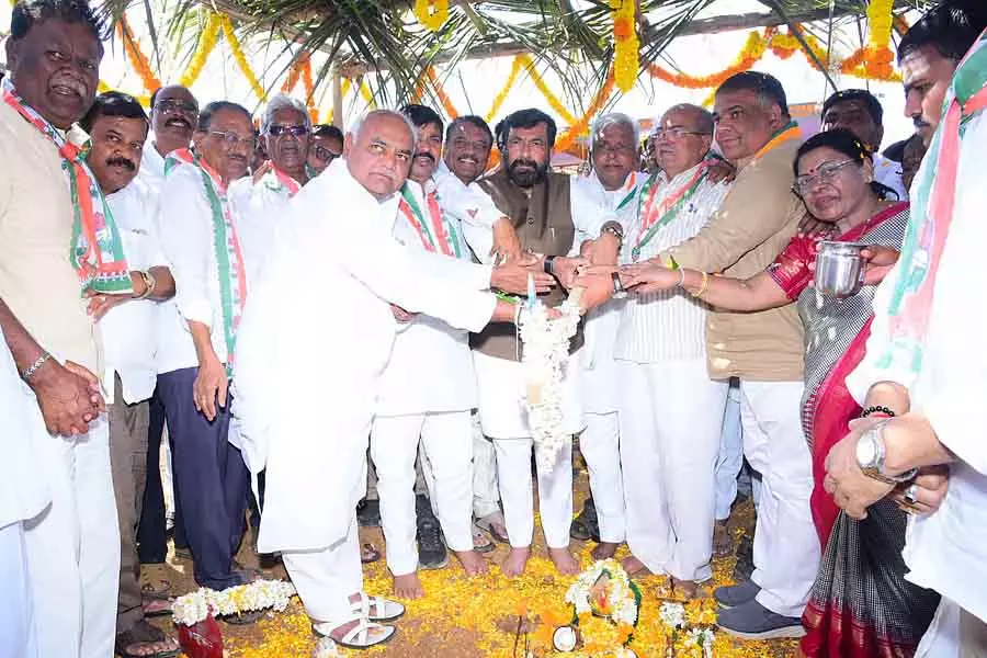 Haveri : बीजेपी ऑफिस के सामने कांग्रेस बिल्डिंग बनाने के लिए हुडली पूजा Haveri : बीजेपी ऑफिस के सामने कांग्रेस बिल्डिंग बनाने के लिए हुडली पूजा