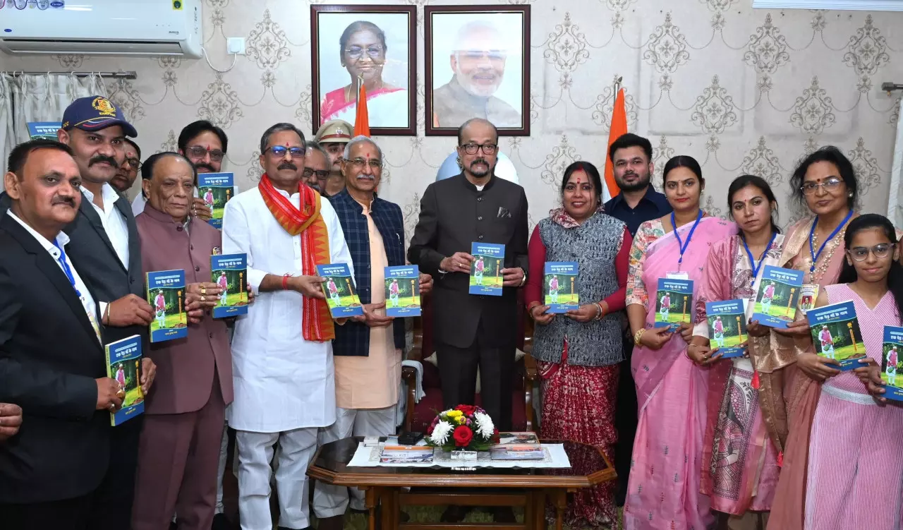 राज्यपाल डेका ने एक पेड़ मां के नाम काव्य संग्रह का किया विमोचन राज्यपाल डेका ने एक पेड़ मां के नाम काव्य संग्रह का किया विमोचन