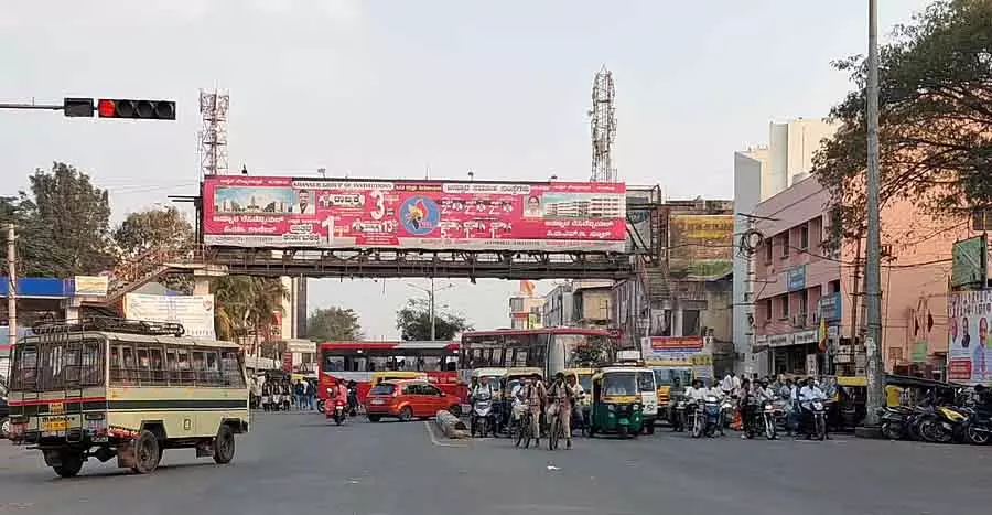 Footpath पर अतिक्रमण; सुगम यातायात में बाधा: अधिकारी आंखें मूंदे हुए Footpath पर अतिक्रमण; सुगम यातायात में बाधा: अधिकारी आंखें मूंदे हुए