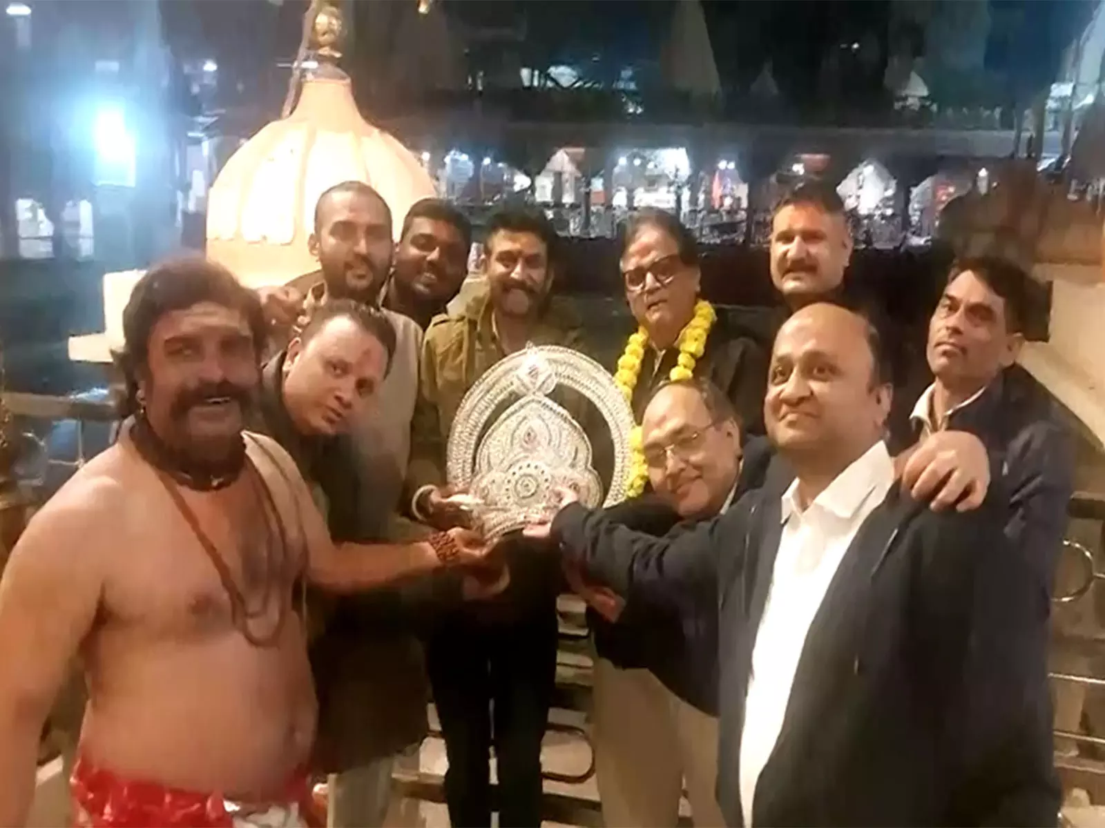 MP: मनोकामना पूरी होने पर भक्त ने बाबा महाकाल को 2.35 किलोग्राम वजन का चांदी का मुकुट अर्पित किया MP: मनोकामना पूरी होने पर भक्त ने बाबा महाकाल को 2.35 किलोग्राम वजन का चांदी का मुकुट अर्पित किया