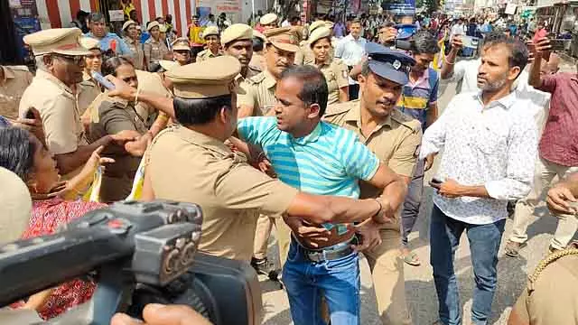 Chennai में विरोध प्रदर्शन में शामिल शिक्षक गिरफ्तार Chennai में विरोध प्रदर्शन में शामिल शिक्षक गिरफ्तार