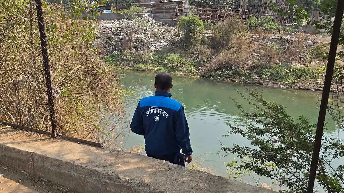 Sinhagad रोड वार्ड ऑफिस के पास नहर में 12 साल का लड़का डूबा; तलाशी अभियान जारी Sinhagad रोड वार्ड ऑफिस के पास नहर में 12 साल का लड़का डूबा; तलाशी अभियान जारी