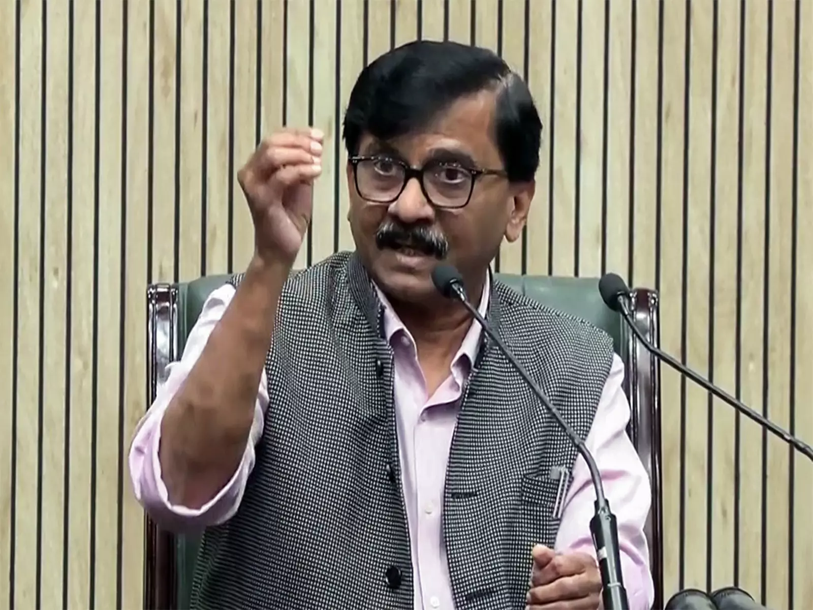 संजय राउत ने BMC चुनाव के नतीजों के बाद शिंदे सेना के पार्षदों को होटल में कैद किए जाने के दावे को दोहराया संजय राउत ने BMC चुनाव के नतीजों के बाद शिंदे सेना के पार्षदों को होटल में कैद किए जाने के दावे को दोहराया
