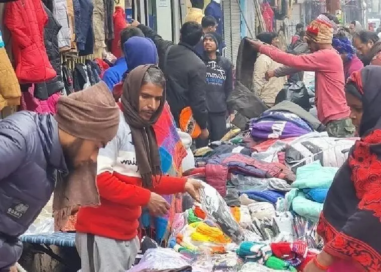 Farrukhabad: संडे बाजार पर राजनीति की मार, गरीबों की रोज़ी पर ताला Farrukhabad: संडे बाजार पर राजनीति की मार, गरीबों की रोज़ी पर ताला