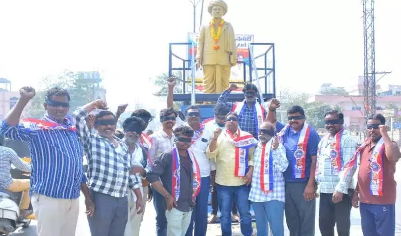 आरक्षण में कटौती को लेकर मिर्यालगुडा में BC JAC का विरोध प्रदर्शन आरक्षण में कटौती को लेकर मिर्यालगुडा में BC JAC का विरोध प्रदर्शन