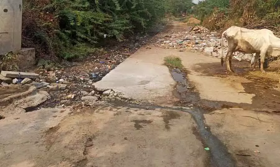 Karnataka : सड़क पर सीवेज का पानी, लोगों को हो रही परेशानी Karnataka : सड़क पर सीवेज का पानी, लोगों को हो रही परेशानी