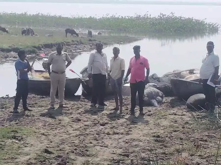 Nalatwara : अवैध रूप से मछली पकड़ने के मामले में 6 नावें ज़ब्त की गई Nalatwara : अवैध रूप से मछली पकड़ने के मामले में 6 नावें ज़ब्त की गई