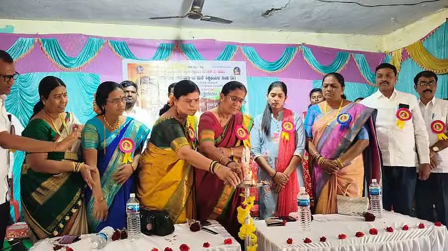सावित्रीबाई फुले का जीवन महिला सशक्तिकरण के लिए अनुकूल है: Sujata Hunoor सावित्रीबाई फुले का जीवन महिला सशक्तिकरण के लिए अनुकूल है: Sujata Hunoor