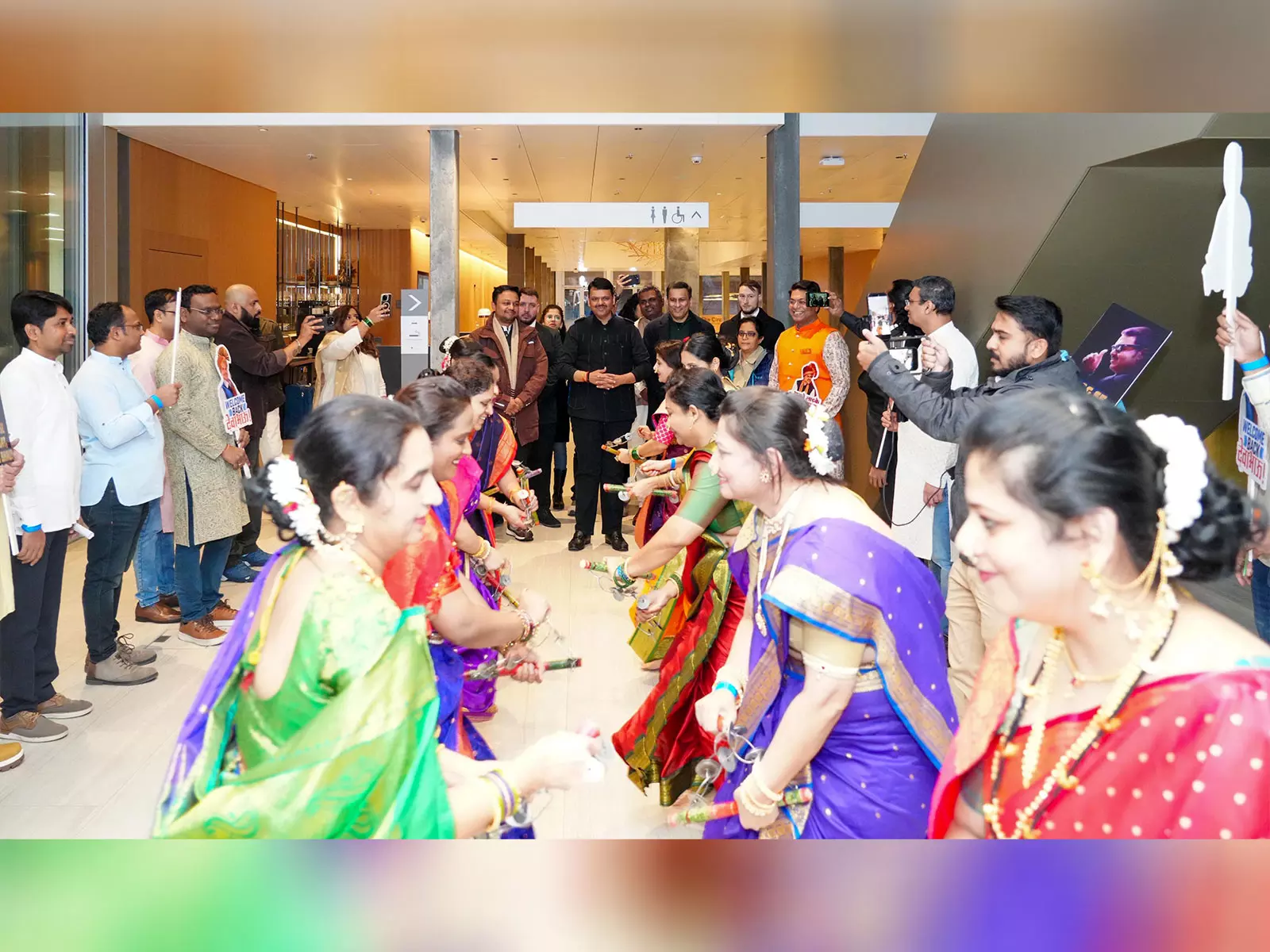 विश्व आर्थिक मंच के लिए CM देवेंद्र फडणवीस के पहुंचने पर दावोस में महाराष्ट्र का राजकीय गीत गूंज उठा विश्व आर्थिक मंच के लिए CM देवेंद्र फडणवीस के पहुंचने पर दावोस में महाराष्ट्र का राजकीय गीत गूंज उठा