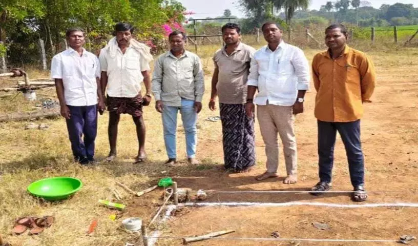 Sarpanch चिंताकुंतला मनोज ने रावुलापल्ली गांव में नर्सरी के काम का उद्घाटन किया Sarpanch चिंताकुंतला मनोज ने रावुलापल्ली गांव में नर्सरी के काम का उद्घाटन किया