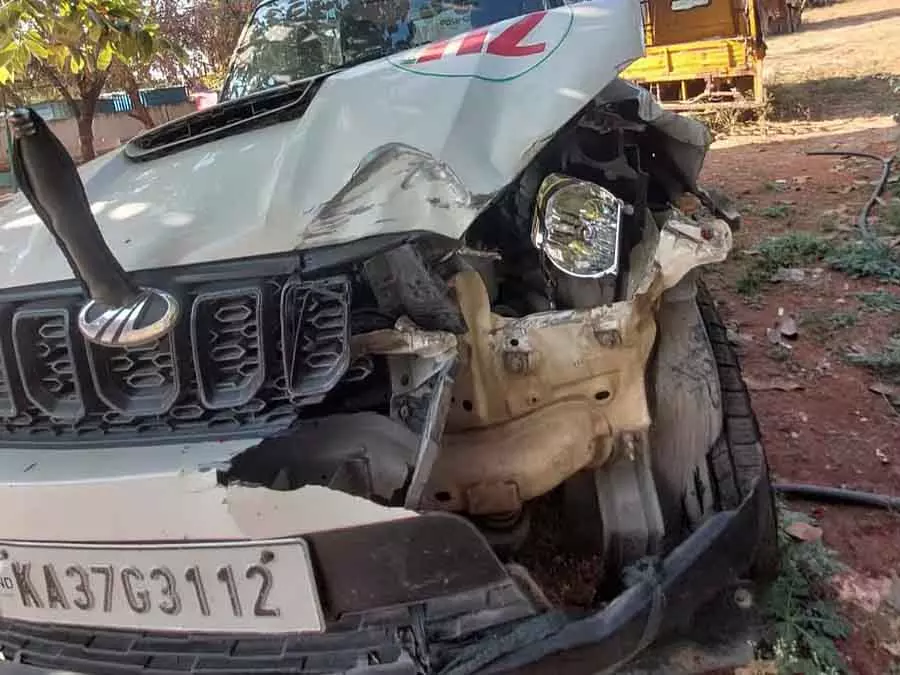 Kanakagiri : गाड़ी चोरी, पुलिस की गाड़ी को टक्कर मारकर भागे Kanakagiri : गाड़ी चोरी, पुलिस की गाड़ी को टक्कर मारकर भागे