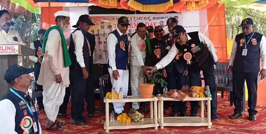 रिटायर्ड सैनिकों की मुश्किलों का जवाब दें: Amritrao Rajeshwar रिटायर्ड सैनिकों की मुश्किलों का जवाब दें: Amritrao Rajeshwar