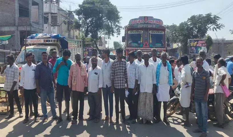 नलगोंडा जिले में Urea के लिए किसानों का विरोध प्रदर्शन नलगोंडा जिले में Urea के लिए किसानों का विरोध प्रदर्शन