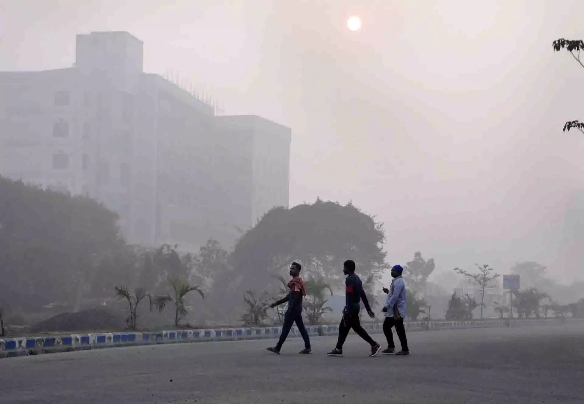 कलकत्ता HC ने कोलकाता में बढ़ते प्रदूषण पर खुद ही संज्ञान लिया कलकत्ता HC ने कोलकाता में बढ़ते प्रदूषण पर खुद ही संज्ञान लिया