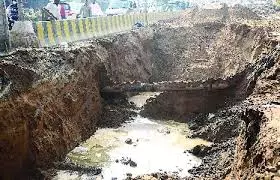 Bareilly: खुदाई में टूटी पाइपलाइन, कीचड़ से सड़क जाम Bareilly: खुदाई में टूटी पाइपलाइन, कीचड़ से सड़क जाम