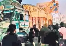 Bareilly: खाल के ट्रक पर गोरक्षकों की कार्रवाई Bareilly: खाल के ट्रक पर गोरक्षकों की कार्रवाई