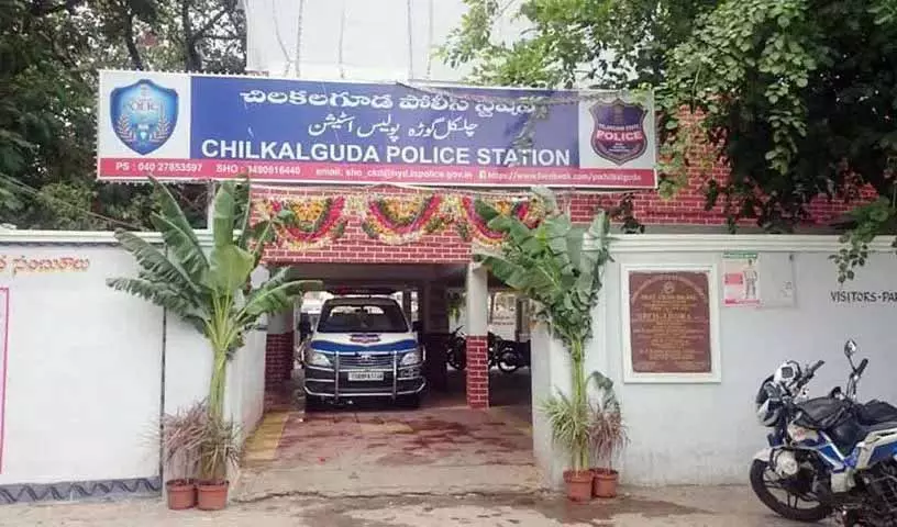 DCP रक्षिता कृष्ण मूर्ति ने चिलकलगुडा पुलिस स्टेशन का निरीक्षण किया DCP रक्षिता कृष्ण मूर्ति ने चिलकलगुडा पुलिस स्टेशन का निरीक्षण किया