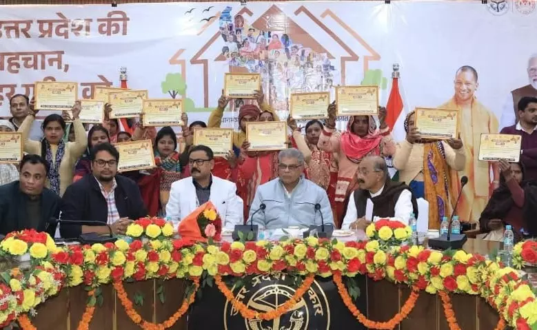 Bareilly: प्रमाणपत्र वितरण से लाभार्थियों की पहचान हुई पक्की Bareilly: प्रमाणपत्र वितरण से लाभार्थियों की पहचान हुई पक्की
