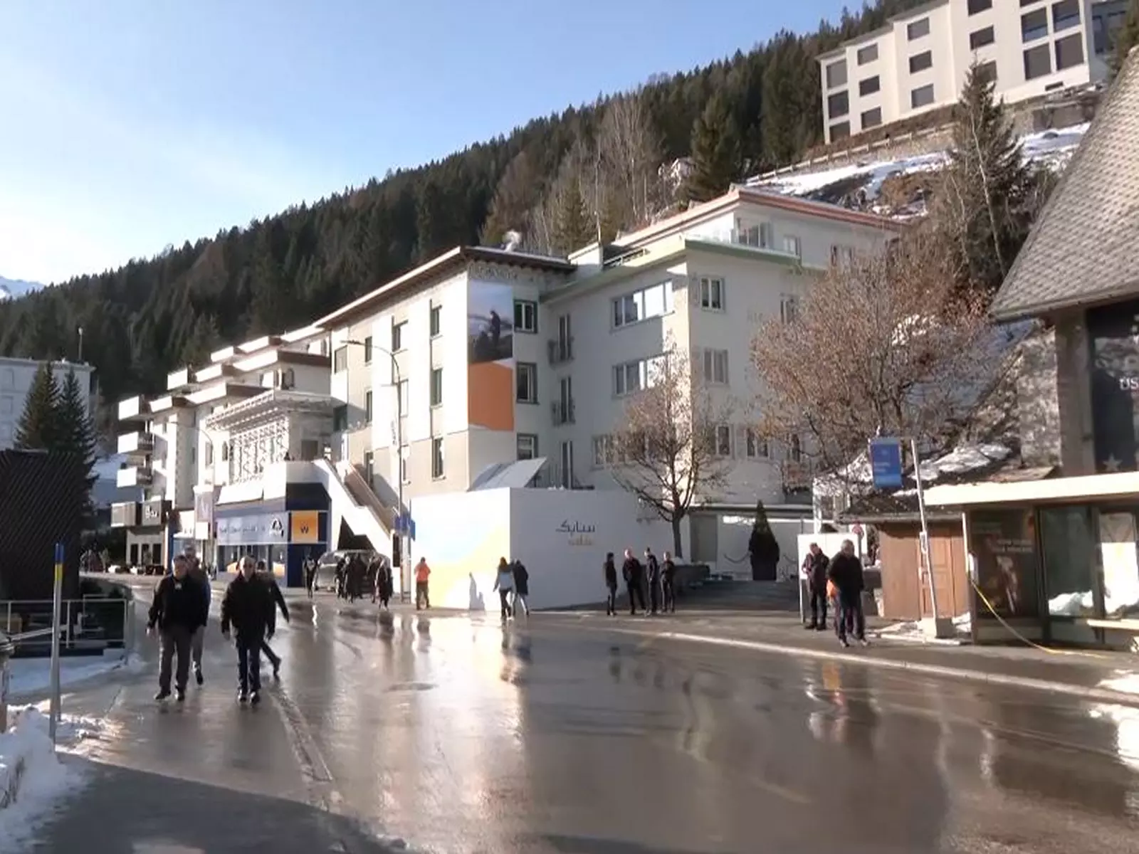 विश्व आर्थिक मंच के आज खुलने के बावजूद Davos में लॉकडाउन लागू विश्व आर्थिक मंच के आज खुलने के बावजूद Davos में लॉकडाउन लागू