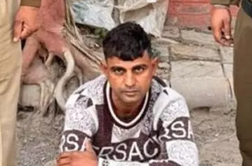 Gurgaon: टैक्सी ड्राइवर ने शुरू किया फर्जी ‘पुलिसिया’ खेल Gurgaon: टैक्सी ड्राइवर ने शुरू किया फर्जी ‘पुलिसिया’ खेल
