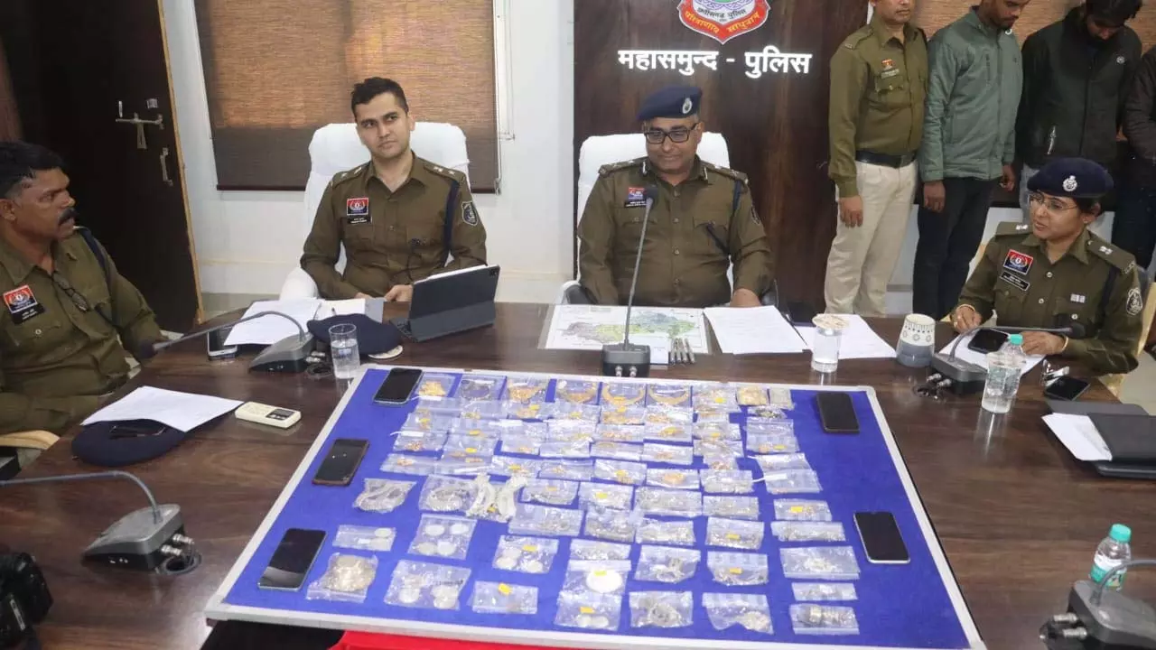 चोरी और डकैती की दो बड़ी वारदातें सुलझीं, रिश्तेदारों को ही निशाना बनाने वाला सरगना गिरफ्तार चोरी और डकैती की दो बड़ी वारदातें सुलझीं, रिश्तेदारों को ही निशाना बनाने वाला सरगना गिरफ्तार