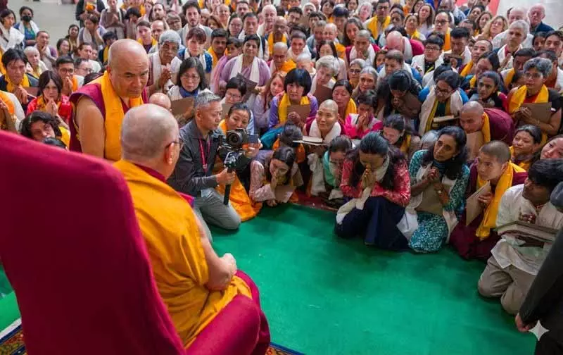 Dharamshala: दलाई लामा ने तिब्बती छात्रों से कहा, विज्ञान को करुणा के साथ मिलाएं Dharamshala: दलाई लामा ने तिब्बती छात्रों से कहा, विज्ञान को करुणा के साथ मिलाएं