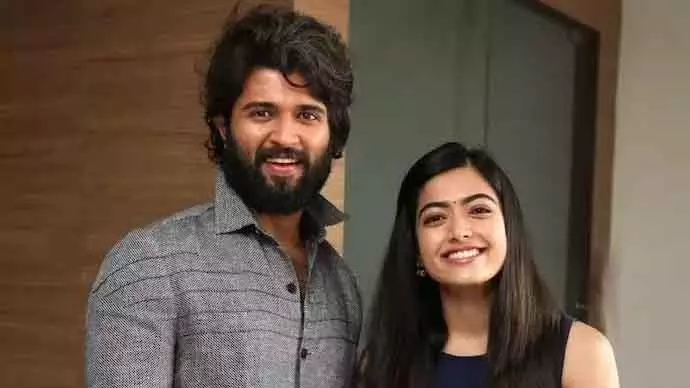 विजय देवरकोंडा संग रिलेशनशिप पर Rashmika की चुप्पी: फैंस के बीच फिर बढ़ी उत्सुकता विजय देवरकोंडा संग रिलेशनशिप पर Rashmika की चुप्पी: फैंस के बीच फिर बढ़ी उत्सुकता