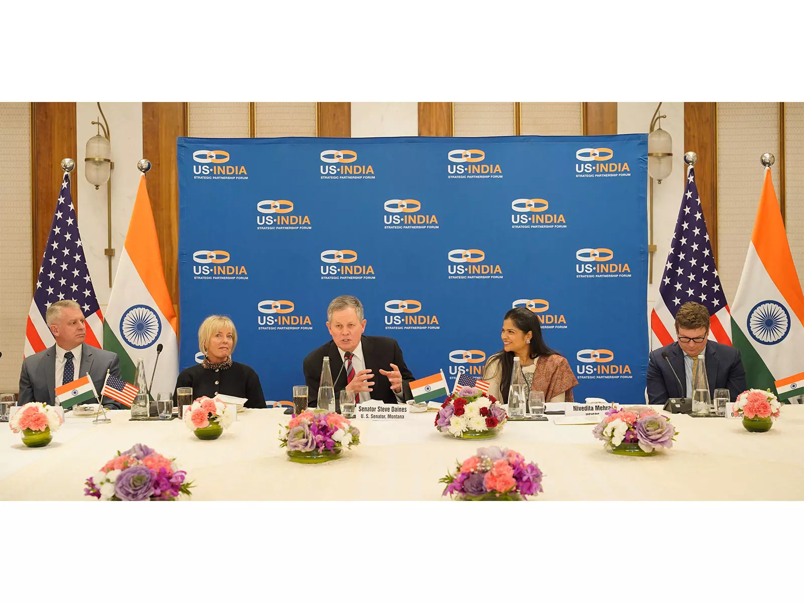 नई दिल्ली में US सीनेटर से रणनीतिक और आर्थिक चर्चा नई दिल्ली में US सीनेटर से रणनीतिक और आर्थिक चर्चा