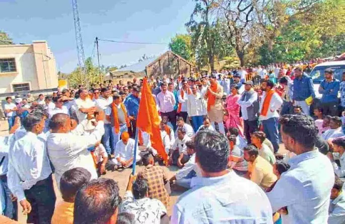 Bhandara शिव मंदिर में मूर्ति अपवित्र करने पर गांववालों ने पुलिस स्टेशन पर धावा बोला Bhandara शिव मंदिर में मूर्ति अपवित्र करने पर गांववालों ने पुलिस स्टेशन पर धावा बोला