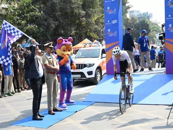 Pune Grand Tour 2026: इंटरनेशनल साइकिलिस्ट का ढोल और मराठी गानों के साथ स्वागत Pune Grand Tour 2026: इंटरनेशनल साइकिलिस्ट का ढोल और मराठी गानों के साथ स्वागत