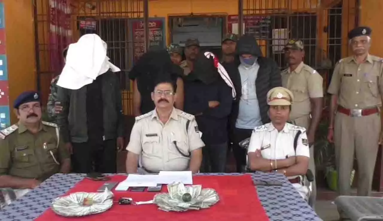 Odisha पुलिस ने बड़ी गांजा तस्करी का किया पर्दाफाश, 4 गिरफ्तार Odisha पुलिस ने बड़ी गांजा तस्करी का किया पर्दाफाश, 4 गिरफ्तार