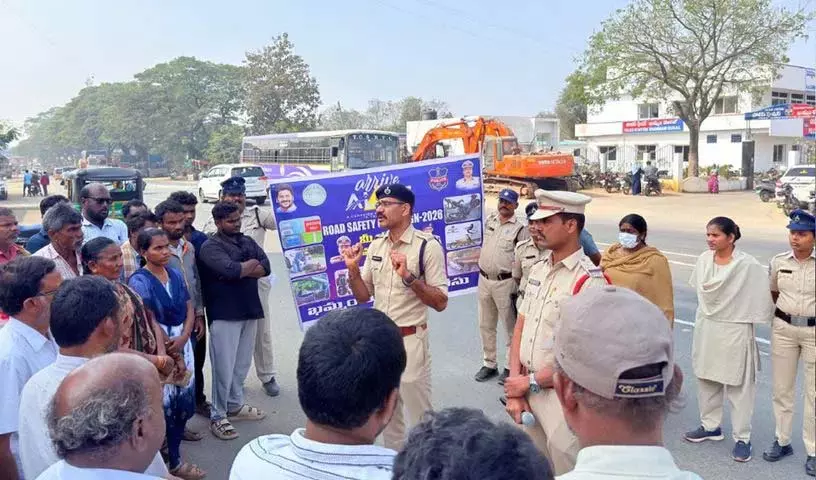 खम्मम ग्रामीण ACP तिरुपति रेड्डी ने सड़क सुरक्षा जिम्मेदारी की वकालत की खम्मम ग्रामीण ACP तिरुपति रेड्डी ने सड़क सुरक्षा जिम्मेदारी की वकालत की