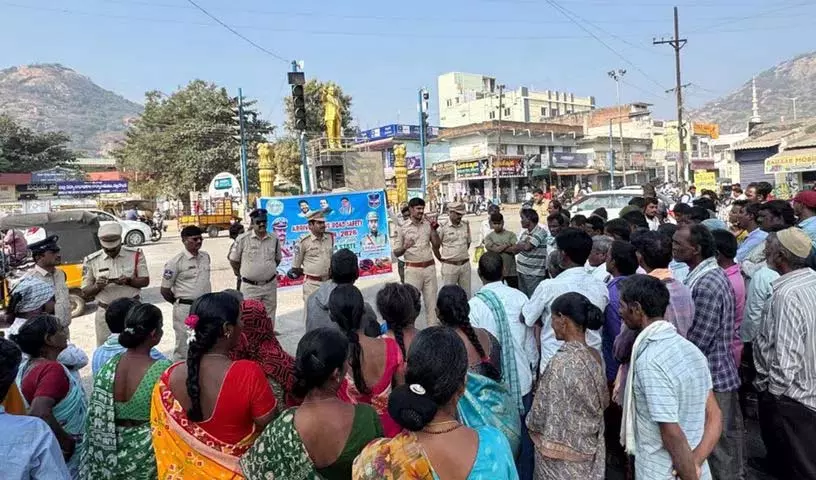 One Town सीआई अमीरेड्डी राजशेखर रेड्डी ने अराइव अलाइव प्रोग्राम को बढ़ावा दिया One Town सीआई अमीरेड्डी राजशेखर रेड्डी ने अराइव अलाइव प्रोग्राम को बढ़ावा दिया