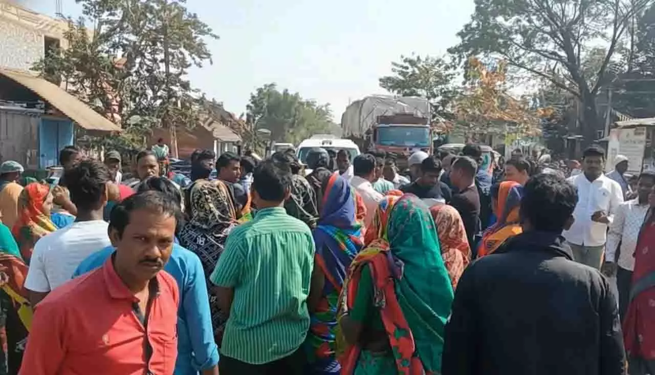 पीने के पानी की कमी से नाराज ग्रामीणों ने NH-57 पर किया प्रदर्शन पीने के पानी की कमी से नाराज ग्रामीणों ने NH-57 पर किया प्रदर्शन